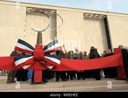Dignitaires dont Kenneth donateurs Behring et le général Colin Powell, USA (Ret.), participer à une cérémonie au cours d'une cérémonie pour la réouverture du Musée National d'histoire américaine à Washington le 21 novembre 2008. Le musée, fermé pour rénovation pendant deux ans, a rouvert ses portes au public aujourd'hui. (Photo d'UPI/Roger L. Wollenberg) Banque D'Images