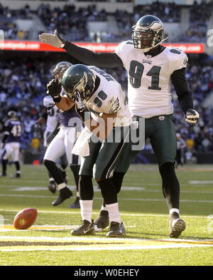 Philadelphia Eagles Quintin Demps (39) célèbre avec coéquipier Chris Clemons après son retour d'un envoi d'une course de 100 verges contre les Ravens de Baltimore au cours du deuxième trimestre à M & T Bank Stadium à Baltimore, Maryland le 23 novembre 2008. (UPI Photo/Kevin Dietsch) Banque D'Images