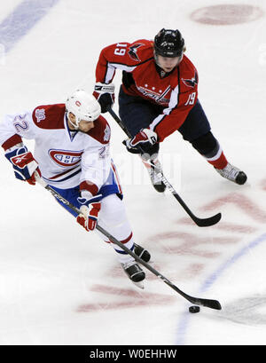 Les Capitals de Washington Nicklas Backstrom (19) de la Suède chasse Canadiens de Montréal Steve commencer (22) au cours de la première période au Verizon Center à Washington le 28 novembre 2008. (Photo d'UPI/Alexis C. Glenn) Banque D'Images