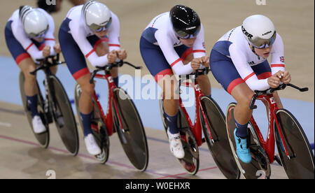 La Grande-Bretagne (droite-gauche) Jenny Holl, Jessica Roberts, Josie Knight et Megan Barker sur leur façon de terminer 2ème de la poursuite féminine au cours de qualification jour 7 de l'European Games 2019 à Minsk. Banque D'Images