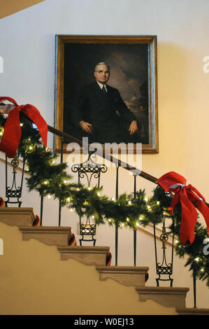 Des décorations de Noël sont vus sous un portrait du président Harry Truman à la Maison Blanche à Washington le 3 décembre 2008. Cette année, le thème de décorations de vacances dans 'un rouge, blanc et bleu de Noël.' (UPI Photo/Kevin Dietsch) Banque D'Images