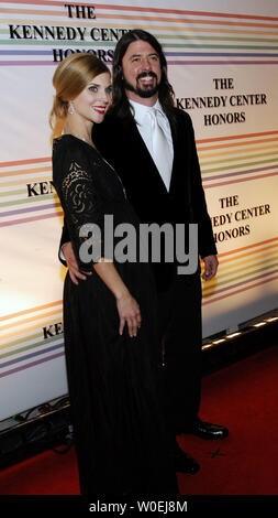 Dave Grohl, bande de Foo Fighters, et son épouse Jordyn arriver au Kennedy Center Honors à Washington le 7 décembre 2008. (Photo d'UPI/Alexis C. Glenn) Banque D'Images