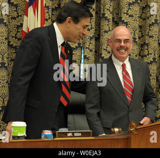 Le représentant Henry Waxman, D-CA, (R), président de la Chambre et de surveillance du Comité de la réforme du Gouvernement, discute avec Darrell Issa, Rép. D-CA, avant d'une audience de comité sur les rôles de Fannie et Freddie Mac dans le secteur financier et crises hypothécaires sur la colline du Capitole à Washington le 9 décembre 2008. (Photo d'UPI/Roger L. Wollenberg) Banque D'Images