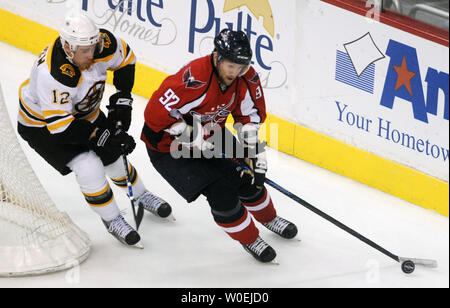 Les Capitals de Washington Michael Nylander (92) prend le palet loin de Boston Bruins Chuck Kobasew (12) dans la deuxième période à la Verizon Center à Washington le 10 décembre 2008. Les Capitales beat les Bruins 3-1. (Photo d'UPI/Alexis C. Glenn) Banque D'Images