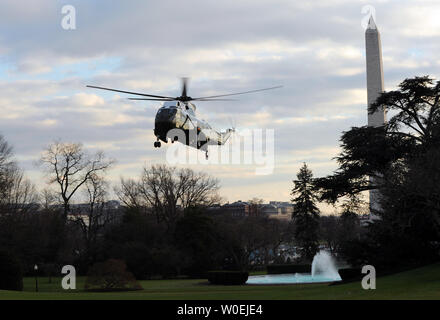 Le président américain George W. Bush, à bord d'un marin, descend la pelouse Sud de la Maison Blanche à Washington, de retour de College Station, Texas, où il a prononcé un discours à la Texas A&M University, le 12 décembre 2008. Le président Bush et le département du Trésor envisagent d'utiliser une partie de ce montant de 700 milliards de dollars du programme de sauvetage des institutions financières pour aider les trois grands constructeurs automobiles, après les sénateurs républicains ont rejeté une proposition de compromis pour sauver les constructeurs automobiles. (Photo d'UPI/Alexis C. Glenn) Banque D'Images