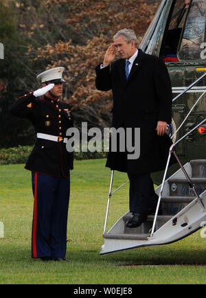 Le président américain George W. Bush un marin débarque sur la pelouse Sud de la Maison Blanche à Washington, de retour de College Station, Texas, où il a prononcé un discours à la Texas A&M University, le 12 décembre 2008. Le président Bush et le département du Trésor envisagent d'utiliser une partie de ce montant de 700 milliards de dollars du programme de sauvetage des institutions financières pour aider les trois grands constructeurs automobiles, après les sénateurs républicains ont rejeté une proposition de compromis pour sauver les constructeurs automobiles. (Photo d'UPI/Alexis C. Glenn) Banque D'Images