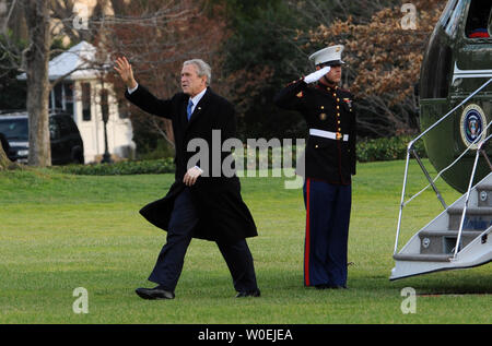 Le président américain George W. Bush un marin débarque sur la pelouse Sud de la Maison Blanche à Washington, de retour de College Station, Texas, où il a prononcé un discours à la Texas A&M University, le 12 décembre 2008. Le président Bush et le département du Trésor envisagent d'utiliser une partie de ce montant de 700 milliards de dollars du programme de sauvetage des institutions financières pour aider les trois grands constructeurs automobiles, après les sénateurs républicains ont rejeté une proposition de compromis pour sauver les constructeurs automobiles. (Photo d'UPI/Alexis C. Glenn) Banque D'Images