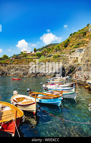 Manarola, Ligurie, Italie - 08 août 2018 - vue sur les petits bateaux dans le port Banque D'Images