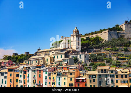 Portovenere, Cinque Terre, Ligurie, Italie - 09 août 2018 - Panorama de couleurs port pittoresque de Porto Venere avec l'église San Lorenzo, Château des Doria et l'église gothique de Saint Pierre Banque D'Images