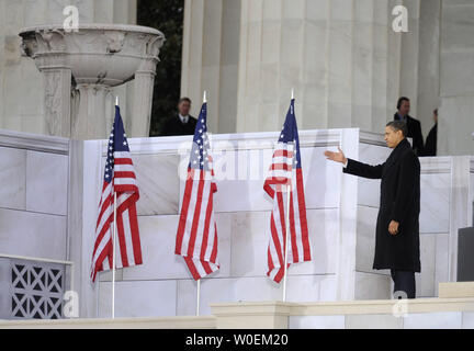 Le président élu Barack Obama quitte la scène après la prestation lors de la Nous sommes une cérémonie d'inauguration concert au Lincoln Memorial à Washington le 18 janvier 2009. (UPI Photo/Kevin Dietsch) Banque D'Images