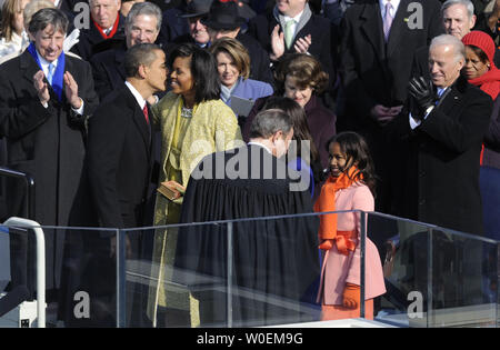 Barack Obama embrasse sa femme Michelle après avoir été assermenté comme 44e président des États-Unis d'Amérique au cours de sa cérémonie d'inauguration sur la colline du Capitole à Washington le 20 janvier 2009. (UPI Photo/Kevin Dietsch) Banque D'Images