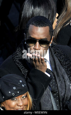 Les artistes-Sean 'Diddy' Combs souffle un baiser alors qu'il assiste à l'investiture présidentielle de Barack Obama au Capitole à Washington le 20 janvier 2009. Obama a prêté serment n'est que le 44e président des États-Unis. (UPI Photo/Kevin Dietsch) Banque D'Images