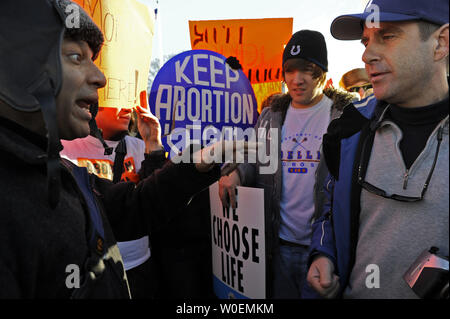 Pro-vie et pro-choix partisans square off pendant la marche pour la vie anti-avortement ont rassemblement devant la Cour suprême des États-Unis le 22 janvier 2009. Pro-vie et pro-choix partisans se sont rendus à Washington pour montrer leurs croyances sur l'avortement sur la 36e anniversaire de la Cour suprême Roe c. Wade rendre l'avortement légal. (UPI Photo/Kevin Dietsch) Banque D'Images