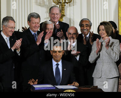 Les membres du Congrès applaudir après le président américain, Barack Obama a signé le State Children's Health Insurance Program (SCHIP) Le projet de loi dans l'East Room de la Maison Blanche à Washington le 4 février 2009. Le projet de loi élargit le SCHIP par environ 35 milliards de dollars sur cinq ans et sera financée avec un 62-100-par-pack augmentation de la taxe fédérale sur les cigarettes. (Photo d'UPI/Alexis C. Glenn) Banque D'Images