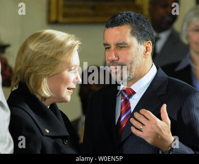 La sénatrice Kirsten Gillibrand nouvellement nommés (D-NY) (L) et New York Gov. David Paterson parler les uns avec les autres avant d'une cérémonie de signature avec le président américain Barack Obama pour le SCHIP bill à l'Est Prix de la Maison Blanche à Washington le 4 février 2009. (Photo d'UPI/Alexis C. Glenn) Banque D'Images