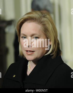 La sénatrice Kirsten Gillibrand nouvellement nommés (D-NY) parle avec d'autres membres du Congrès avant d'une cérémonie de signature avec le président américain Barack Obama pour le SCHIP bill à l'Est Prix de la Maison Blanche à Washington le 4 février 2009. (Photo d'UPI/Alexis C. Glenn) Banque D'Images