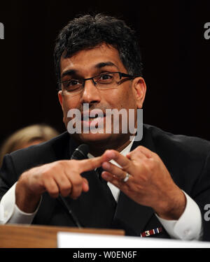 Ali Khan, chef adjoint et directeur adjoint du Centre National de la CDC, les zoonoses, maladies à transmission vectorielle et maladies entériques (R), témoigne devant le comité sénatorial de l'agriculture, la nutrition et la foresterie audience de comité fédéral sur la surveillance de la salubrité des aliments à la suite du rappel de produits d'arachide sur la colline du Capitole à Washington le 5 février 2009. Au moins huit morts et de nombreuses maladies sont attribuables à des produits d'arachide contaminé par Salmonella. (Photo d'UPI/Roger L. Wollenberg) Banque D'Images