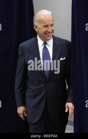 Le Vice-président américain Joe Biden prête-à Leon Panetta, le directeur de la Central Intelligence Agency (CIA) au siège de la CIA à McLean, Virginie, le 19 février 2009. (Photo d'UPI/Alexis C. Glenn) Banque D'Images