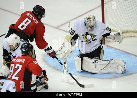 Les Capitals de Washington Alexander Ovechkin (8) est rejeté sur une sauvegarde par le gardien Marc-andré Fleury des Penguins de Pittsburgh au cours de deuxième période, l'action au Verizon Center à Washington, DC Le 22 février 2009. (Photo d'UPI/Pat Benic) Banque D'Images