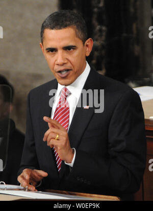 Le président Barack Obama répond à une session conjointe du Congrès sur la colline du Capitole à Washington le 24 février 2009. Obama a reçu de nombreuses ovations debout comme il a décrit son plan économique pour le pays. (UPI Photo/Kevin Dietsch) Banque D'Images