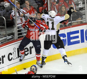 Pittsburgh Penguins Jordan Staal (11) met les Capitals de Washington Mike Green (55) dans les conseils d'administration au cours de la deuxième période à la Verizon Center à Washington le 8 mars 2009. Les pingouins défait les capitales 4-3. (UPI Photo/Kevin Dietsch) Banque D'Images