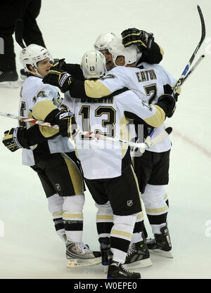 Les Penguins de Pittsburgh Bill Guerin (13) dans la région de félicité par ses coéquipiers après avoir marqué un but au cours de la deuxième période contre les Capitals de Washington au Verizon Center à Washington le 8 mars 2009. Les pingouins défait les capitales 4-3. (UPI Photo/Kevin Dietsch) Banque D'Images