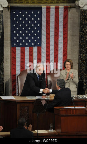 Le Premier ministre britannique, Gordon Brown, serre la main avec le Vice-président Joe Biden et le président de la Chambre Nancy Pelosi, D-CA, alors qu'il traite d'une session conjointe du Congrès sur la colline du Capitole à Washington le 4 mars 2009. (Photo d'UPI/Roger L. Wollenberg) Banque D'Images