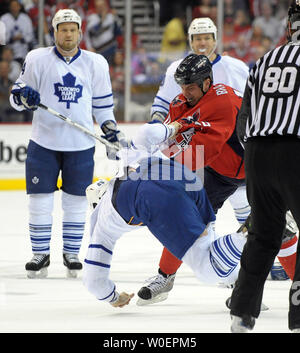 Les Capitals de Washington en avant Matt Bradley combat Toronto Maple Leafs avant Benjamin Ondrus dans la première période à la Verizon Center à Washington le 5 mars 2009. (Photo d'UPI/Roger L. Wollenberg) Banque D'Images