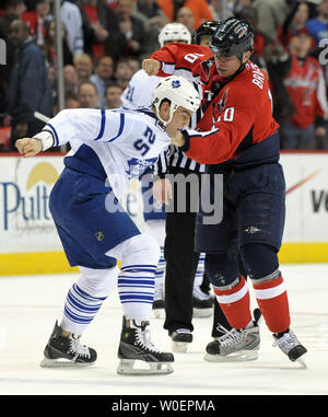 Les Capitals de Washington en avant Matt Bradley combat Toronto Maple Leafs avant Benjamin Ondrus dans la première période à la Verizon Center à Washington le 5 mars 2009. (Photo d'UPI/Roger L. Wollenberg) Banque D'Images