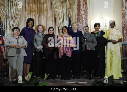 (L à R) Mutabar Tadjibayeva, de l'Ouzbékistan, la Première Dame Michelle Obama,Veronika Marchenko, de la Russie, Wazhma Frogh, de l'Afghanistan, Norma Cruz, du Guatemala, Secrétaire d'Etat américaine Hillary Rodham Clinton, Suaad Abbas Salman Allami, de l'Iraq, Ambiga Sreenevasan, de la Malaisie, et Hadizatou Mani, du Niger s'arrêter pour prendre des photos lors d'une cérémonie où Obama et Clinton leur a accordé l'International Women of Courage Award au département d'Etat à Washington le 11 mars 2009. Le prix reconnaît les femmes qui lutte pour les droits de l'homme et la justice sociale dans le monde entier. (Photo d'UPI/Alexis C. Glenn) Banque D'Images