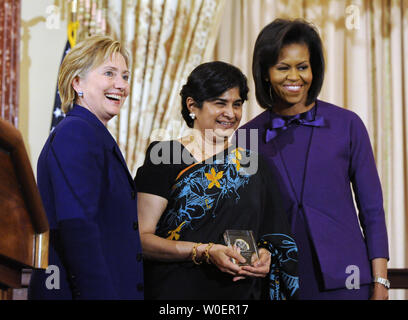 Secrétaire d'État Hillary Rodham Clinton (L) et la Première Dame Michelle Obama (Ambiga Sreenevasan R) award, de la Malaisie, l'International Women of Courage Award lors d'une cérémonie au département d'Etat à Washington le 11 mars 2009. Le prix reconnaît les femmes qui lutte pour les droits de l'homme et la justice sociale dans le monde entier. (Photo d'UPI/Alexis C. Glenn) Banque D'Images