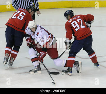 Les Capitals de Washington Viktor Kozlov (25) et Michael Nylander (92) défense contre les Hurricanes de la Caroline Eric Staal dans la première période à la Verizon Center à Washington le 14 mars 2009. (Photo d'UPI/Alexis C. Glenn) Banque D'Images