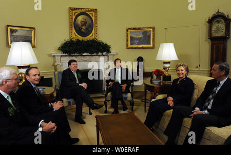 Le président des États-Unis, Barack Obama ((RC) se réunit avec le premier ministre et le Premier ministre irlandais Brian Cowen (LC) dans le bureau ovale de la Maison Blanche à Washington le jour de la Saint-Patrick, le 17 mars 2009. Avec eux sont la secrétaire d'État Hillary Rodham Clinton (2e à partir de la R), conseiller à la sécurité nationale James Jones (R) et non identifiées. fonctionnaires irlandais (Photo d'UPI/Roger L. Wollenberg) Banque D'Images