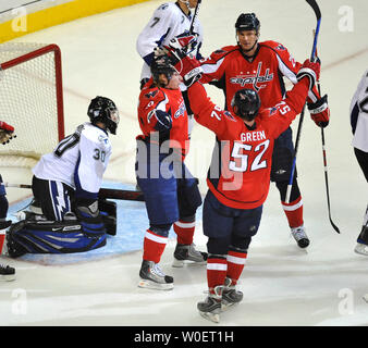 Les Capitals de Washington Nicklas Backstrom (19) célèbre avec ses coéquipiers après avoir marqué un but contre le Lightning de Tampa Bay au cours de la première période au Verizon Center à Washington le 27 mars 2009. (UPI Photo/Kevin Dietsch) Banque D'Images