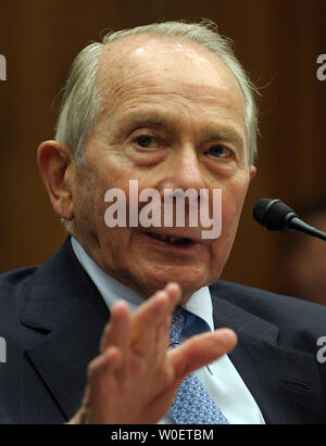 L'ancien PDG d'AIG Maurice Greenberg, président et chef de la direction de C.V. Starr & Co., Inc., témoigne devant la Chambre du Comité de surveillance et la réforme du gouvernement audition "L'effondrement et de sauvetage fédéral d'AIG et ce que cela signifie pour l'économie américaine' sur la colline du Capitole à Washington le 2 avril 2009. (Photo d'UPI/Roger L. Wollenberg) Banque D'Images
