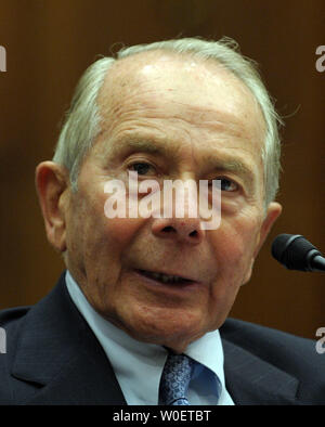 L'ancien PDG d'AIG Maurice Greenberg, président et chef de la direction de C.V. Starr & Co., Inc., témoigne devant la Chambre du Comité de surveillance et la réforme du gouvernement audition "L'effondrement et de sauvetage fédéral d'AIG et ce que cela signifie pour l'économie américaine' sur la colline du Capitole à Washington le 2 avril 2009. (Photo d'UPI/Roger L. Wollenberg) Banque D'Images