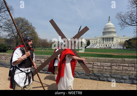 Les membres de l'église de Saint - Pierre mars dans une procession marquant le Vendredi saint, près de la colline du Capitole à Washington le 10 avril 2009. (Photo d'UPI/Roger L. Wollenberg) Banque D'Images