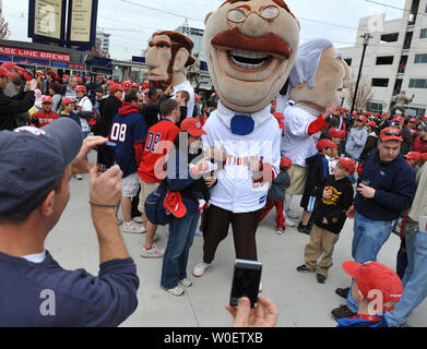 Fans se faire prendre en photo avec les mascottes des Nationals de Washington Teddy Roosevelt comme lui et les autres présidents de divertir la foule à les Nationals de Washington d'ouverture à domicile contre les Phillies de Philadelphie au Championnat National Park à Washington le 13 avril 2009. (UPI Photo/Kevin Dietsch) Banque D'Images