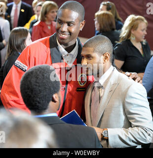 Star du hip-hop Usher (R) pose avec un invité avant que le président des États-Unis, Barack Obama signe le Edward M. Kennedy Serve America Act au public de semences Charter School le 21 avril 2009. Obama a appelé les Américains à servir leur communauté et de travailler ensemble pour résoudre les défis difficiles. (Photo d'UPI/Roger L. Wollenberg) Banque D'Images