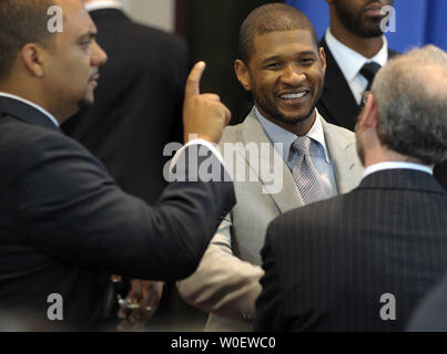 Star du hip-hop Usher (c) des entretiens avec un client avant de le président des États-Unis, Barack Obama signe le Edward M. Kennedy Serve America Act au public de semences Charter School le 21 avril 2009. Obama a appelé les Américains à servir leur communauté et de travailler ensemble pour résoudre les défis difficiles. (Photo d'UPI/Roger L. Wollenberg) Banque D'Images