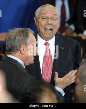 Ancien secrétaire d'État Colin Powell (R) s'entretient avec le maire de la ville de New York Michael Bloomberg avant que le président des États-Unis, Barack Obama signe le Edward M. Kennedy Serve America Act au public de semences Charter School le 21 avril 2009. Obama a appelé les Américains à servir leur communauté et de travailler ensemble pour résoudre les défis difficiles. (Photo d'UPI/Roger L. Wollenberg) Banque D'Images