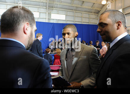 Star du hip-hop Usher (c) des entretiens avec un client avant de le président des États-Unis, Barack Obama signe le Edward M. Kennedy Serve America Act au public de semences Charter School le 21 avril 2009. Obama a appelé les Américains à servir leur communauté et de travailler ensemble pour résoudre les défis difficiles. (Photo d'UPI/Roger L. Wollenberg) Banque D'Images