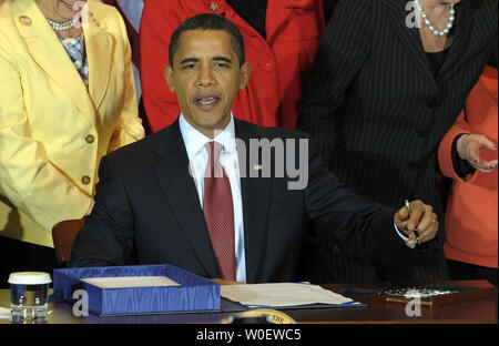 Le président des États-Unis, Barack Obama signe le Edward M. Kennedy Serve America Act au public de semences Charter School le 21 avril 2009. Obama a appelé les Américains à servir leur communauté et de travailler ensemble pour résoudre les défis difficiles. (Photo d'UPI/Roger L. Wollenberg) Banque D'Images