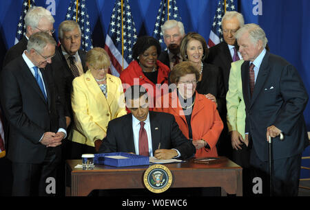 Le président des États-Unis, Barack Obama signe le Edward M. Kennedy Serve America Act au public de semences Charter School le 21 avril 2009. Obama a appelé les Américains à servir leur communauté et de travailler ensemble pour résoudre les défis difficiles. Avec Obama sont Sen. Edward Kennedy, D-MA, (à droite) et d'autres membres du Congrès. (Photo d'UPI/Roger L. Wollenberg) Banque D'Images