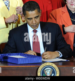 Le président des États-Unis, Barack Obama signe le Edward M. Kennedy Serve America Act au public de semences Charter School le 21 avril 2009. Obama a appelé les Américains à servir leur communauté et de travailler ensemble pour résoudre les défis difficiles. (Photo d'UPI/Roger L. Wollenberg) Banque D'Images