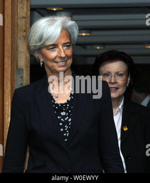 Christine Lagarde (G), Ministre français des Finances, et Heidemarie Wieczorek-Zeul, ministre allemande du Développement, arriver à une cérémonie de signature d'un protocole d'accord pour la France et l'Allemagne à la Société financière internationale (SFI) Crise de l'infrastructure de l'installation durant le FMI/Banque mondiale réunions du printemps à Washington le 25 avril 2009. (Photo d'UPI/Alexis C. Glenn) Banque D'Images