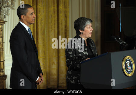 Le président des États-Unis, Barack Obama, observe alors que les nouveaux citoyens sont assermentés par la secrétaire de la sécurité intérieure, Janet Napolitano, au cours d'une cérémonie de naturalisation pour le service actif les membres de service à l'Est Prix de la Maison Blanche à Washington le 1 mai 2009. (Photo d'UPI/Roger L. Wollenberg) Banque D'Images