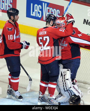 Les Capitals de Washington en avant Matt Bradley, le défenseur Mike Green et le gardien Simeon Varlamov célèbrent leur victoire contre les Penguins de Pittsburgh dans le jeu 1 de la demi-finale de conférence de l'Est de la LNH au Verizon Center à Washington le 2 mai 2009. (Photo d'UPI/Roger L. Wollenberg) Banque D'Images