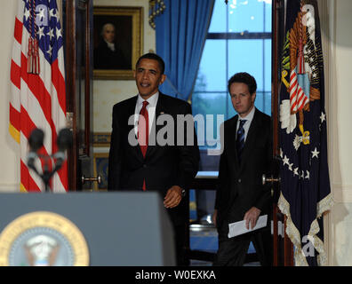 Le président américain Barack Obama, soutenu par le Secrétaire au Trésor Timothy Geithner, arrive pour annoncer les plans de réforme de l'impôt destiné à éliminer les échappatoires et les paradis fiscaux dans le Grand Hall de la Maison Blanche à Washington le 4 mai 2009. (Photo d'UPI/Roger L. Wollenberg) Banque D'Images