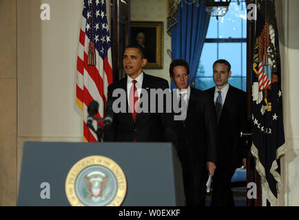 Le président américain Barack Obama, soutenu par le Secrétaire au Trésor Timothy Geithner (C) et le commissaire de l'administration fiscale Douglas Shulman (R), arrive pour annoncer les plans de réforme de l'impôt destiné à éliminer les échappatoires et les paradis fiscaux dans le Grand Hall de la Maison Blanche à Washington le 4 mai 2009. (Photo d'UPI/Roger L. Wollenberg) Banque D'Images